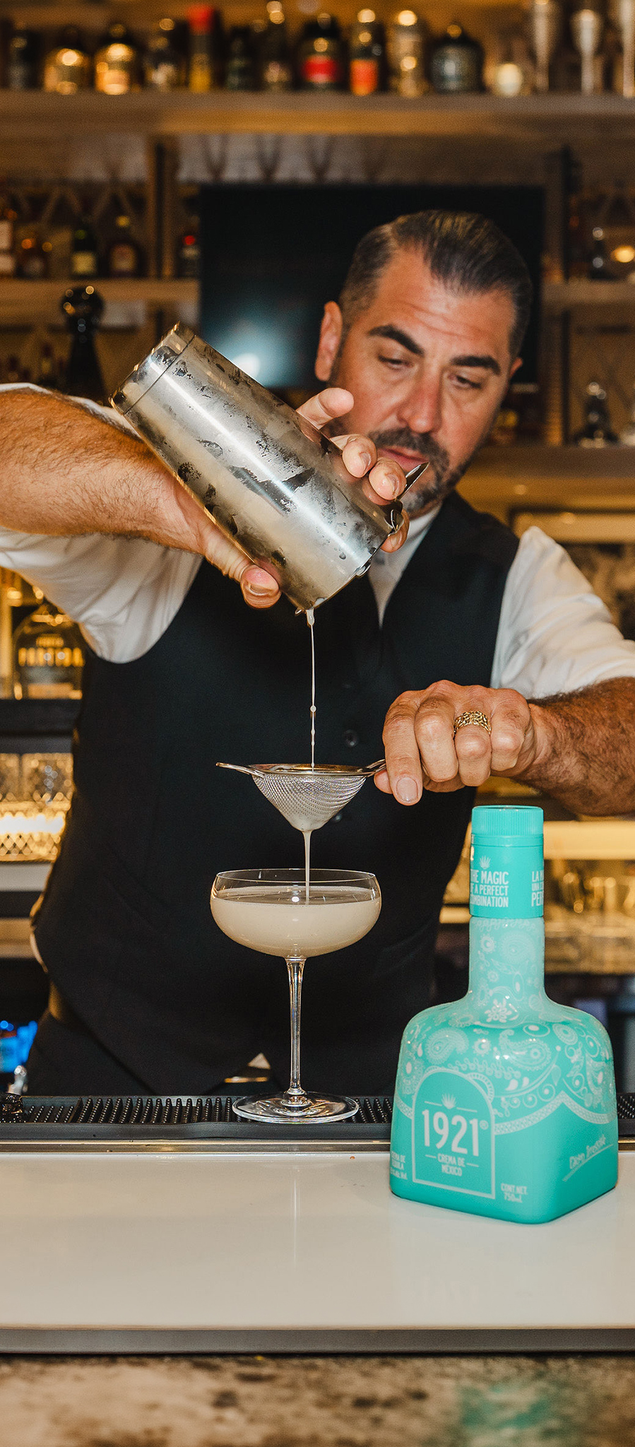 Bartender preparando un cóctel con Crema 1921